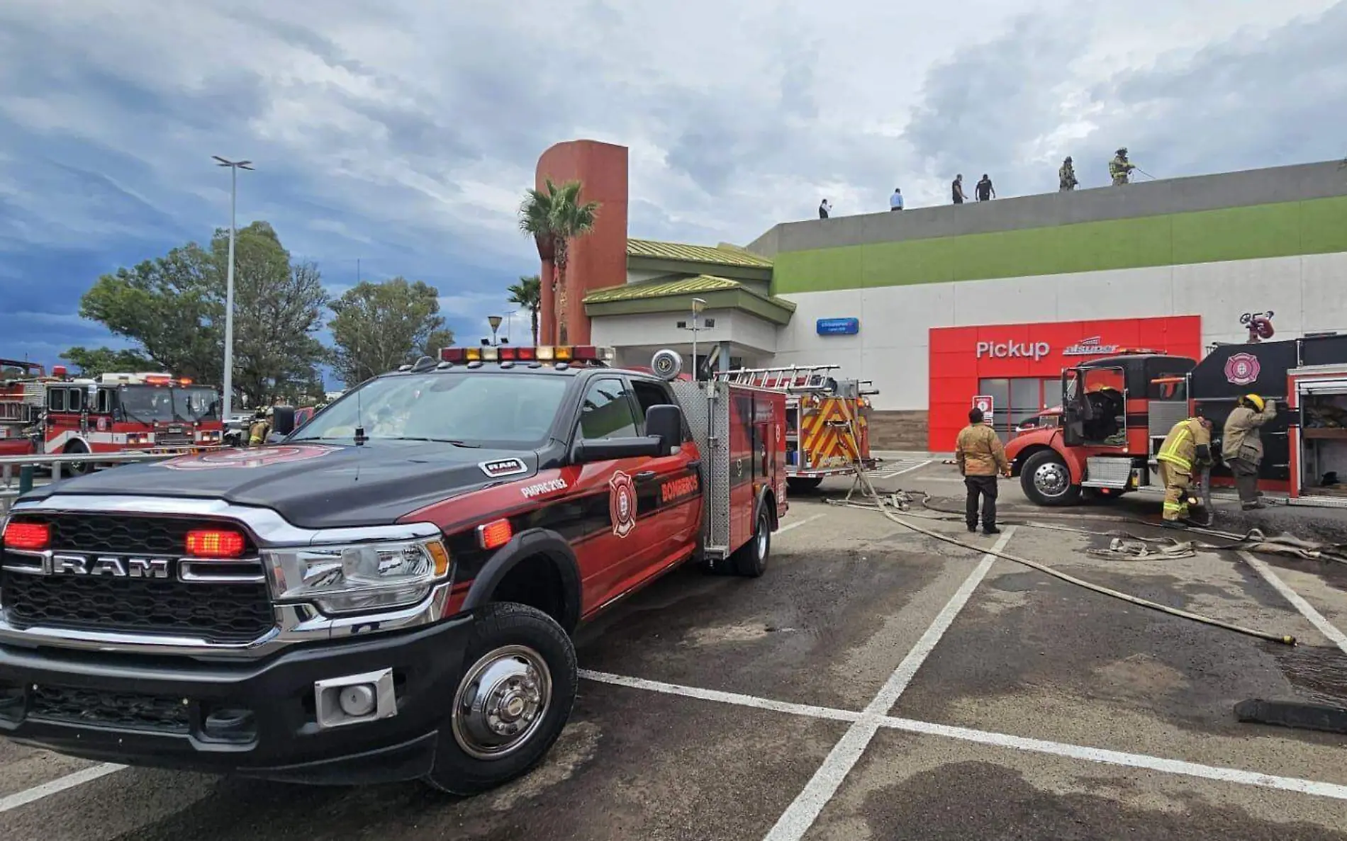 Controlan incendio en establecimiento comercial en Durango